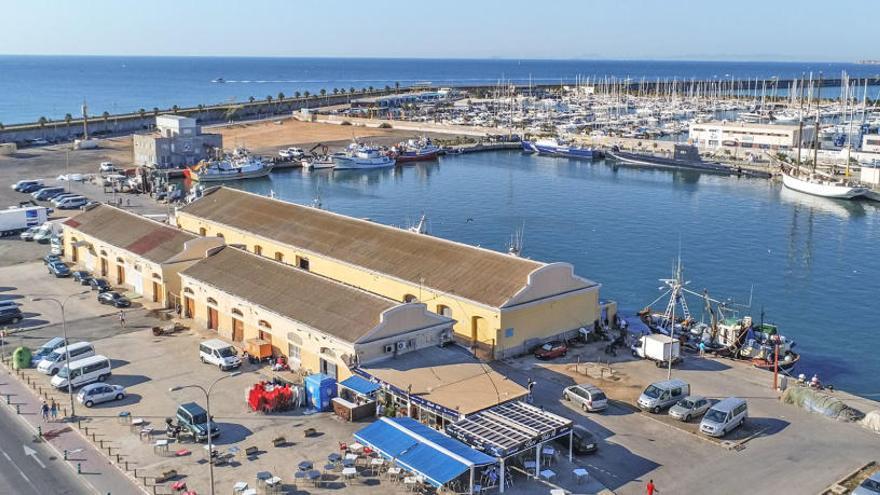 Imagen parcial de la dársena portuaria de Torrevieja con el dique de Levante y la zona pesquera/ Foto Tony Sevilla