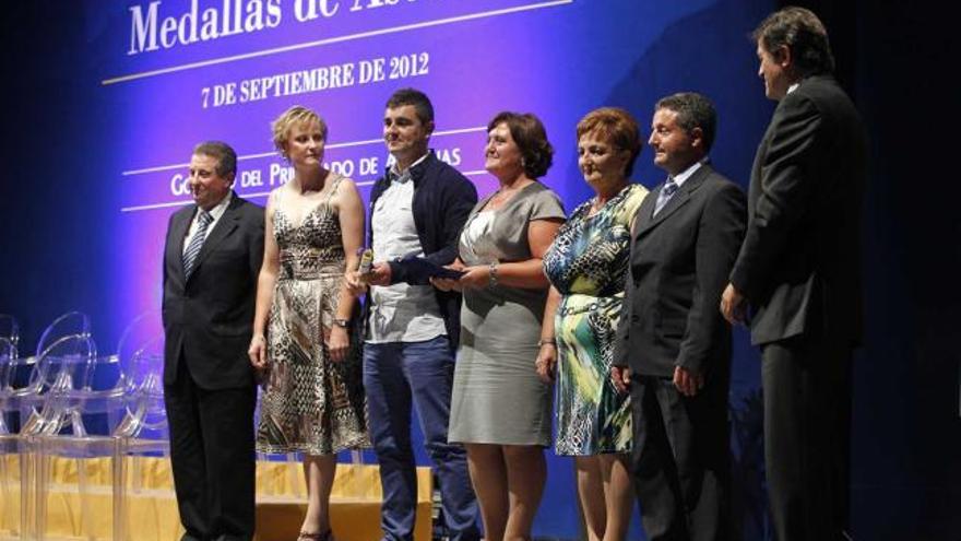 Los representantes del colectivo que recogieron el premio. | luisma murias
