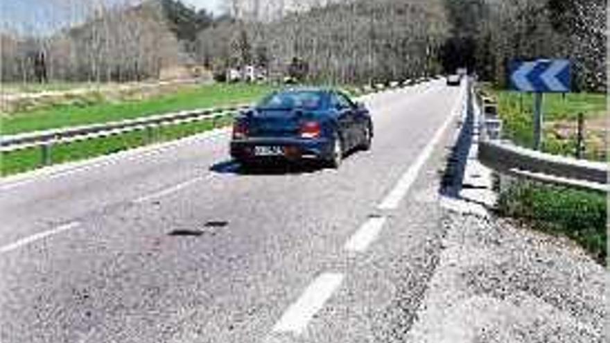 El conductor de la moto va topar contra la barrera de protecció.