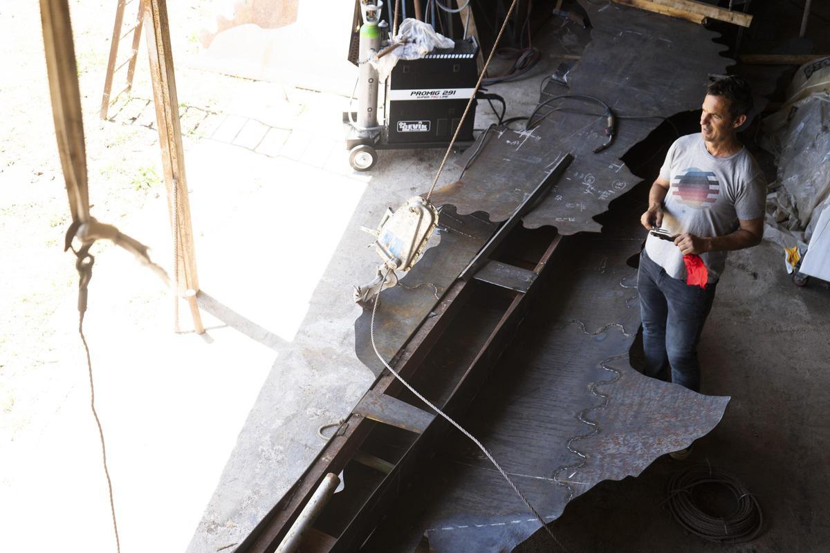 L'artista en el seu taller, amb la peça en procés de creació