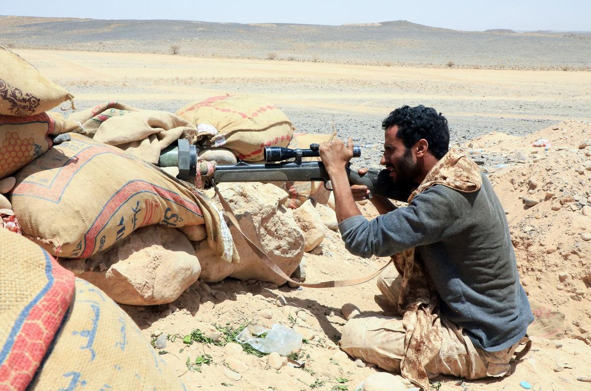 Un soldado pro-gubernamental en posición de disparo contra las fuerzas rebeldes hutis en la provincia de Marib, el pasado 6 de abril.