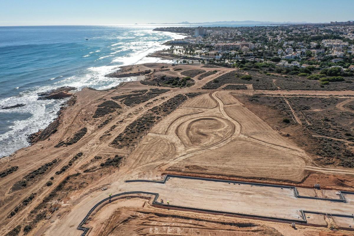 Terrenos que se están urbanizando en Cala Mosca.