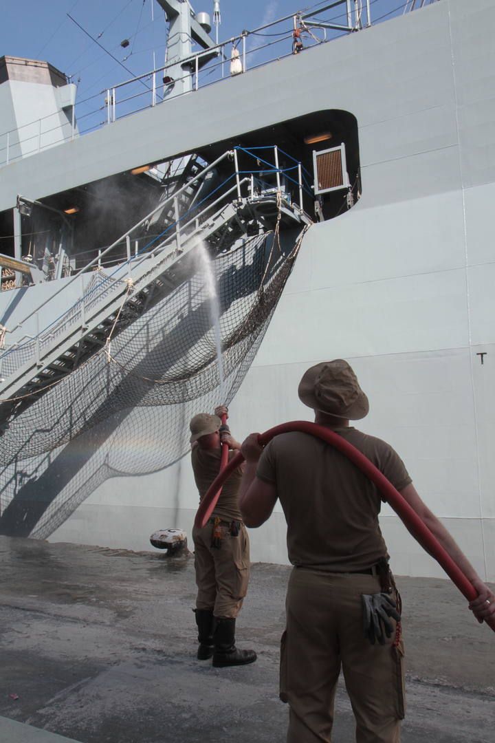 Die Fregatte "Hamburg" im Hafen von Palma