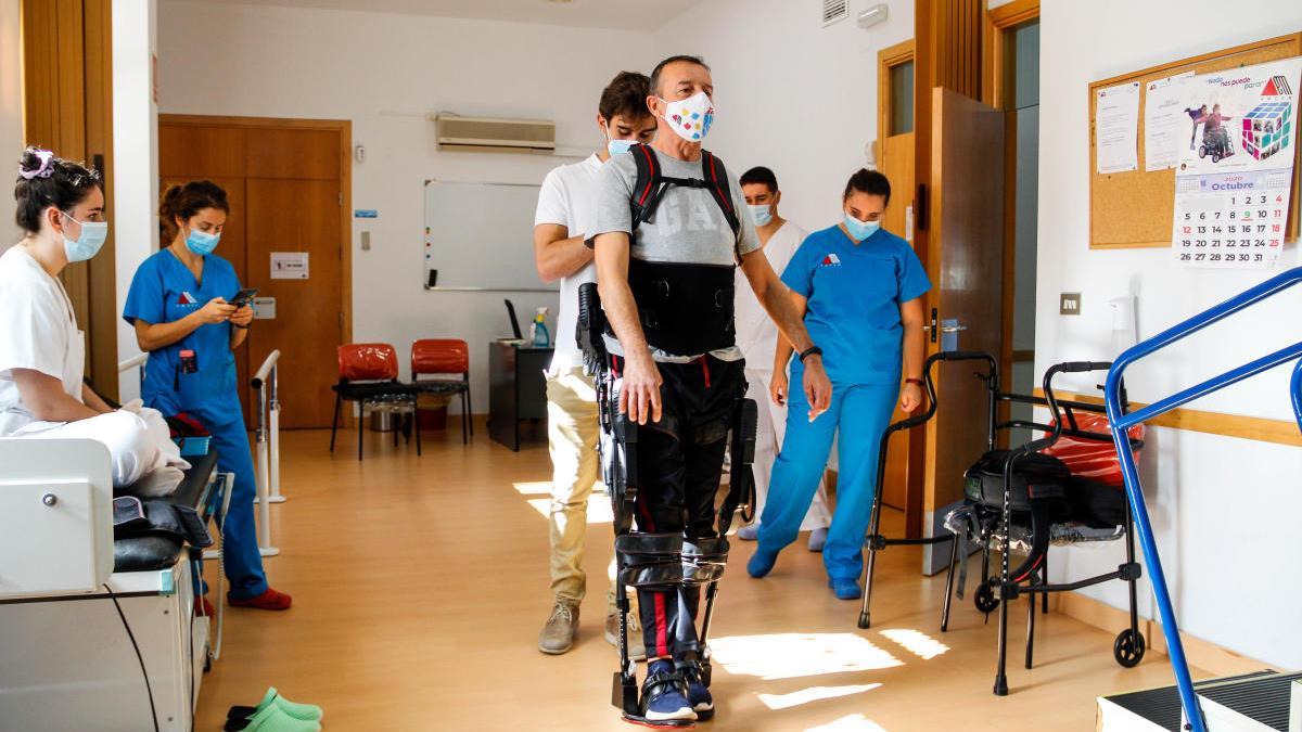Exoesqueleto, la esperanza de los pacientes con esclerosis múltiple para ponerse en pie