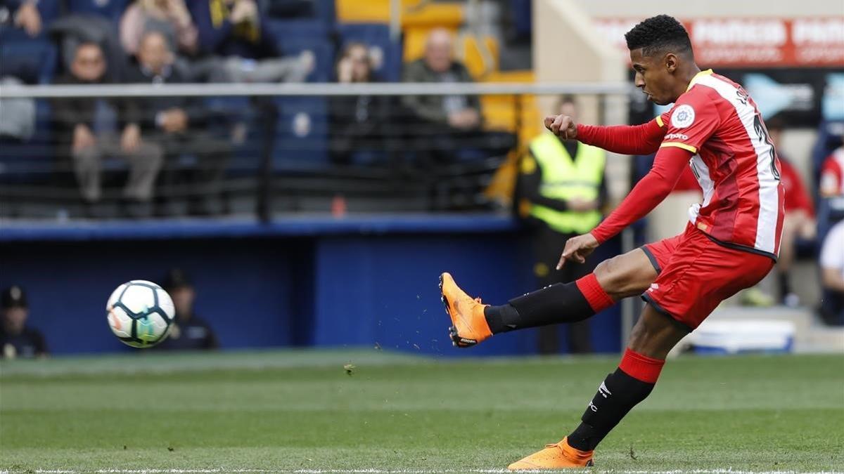 Choco Lozano marca un gol para el Girona en el Estadio de la Cerámica.