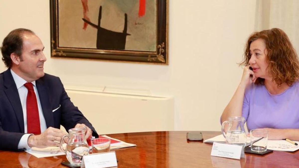 Javier Sánchez-Prieto, presidente de Iberia, con Francina Armengol en el Consolat de Mar.