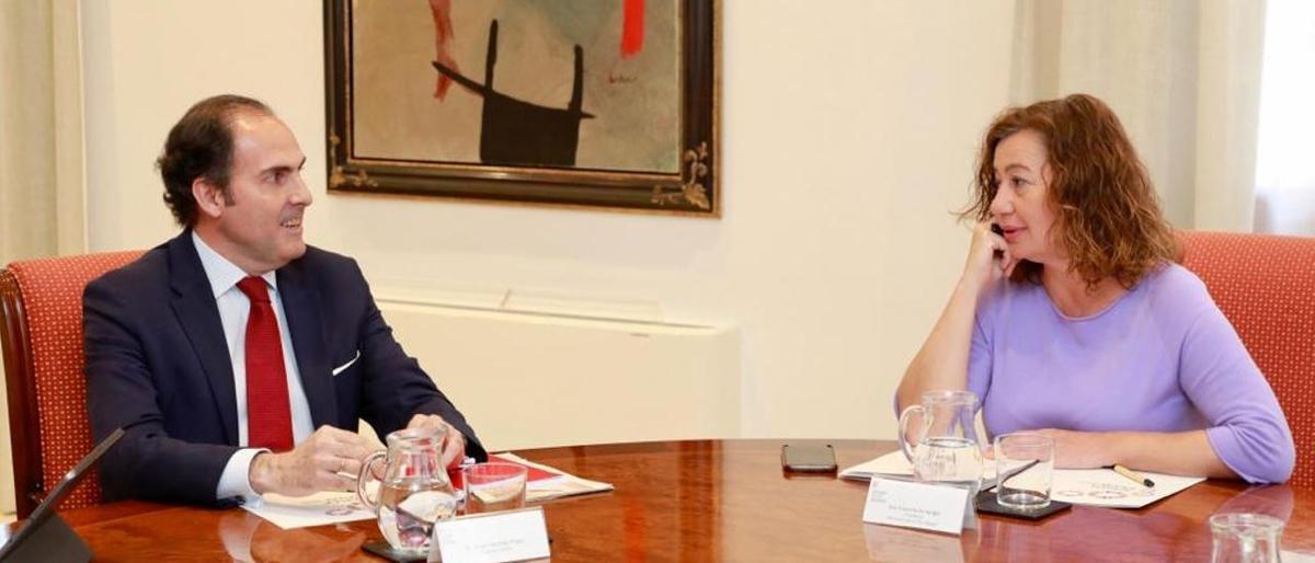 Javier Sánchez-Prieto, presidente de Iberia, con Francina Armengol en el Consolat de Mar.