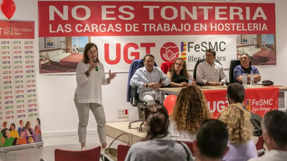 Francina Armengol hace campaña en una asamblea de la UGT en Ibiza