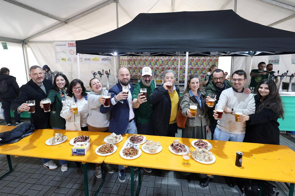 Autoridades y organizadores brindan en el arranque del festival.