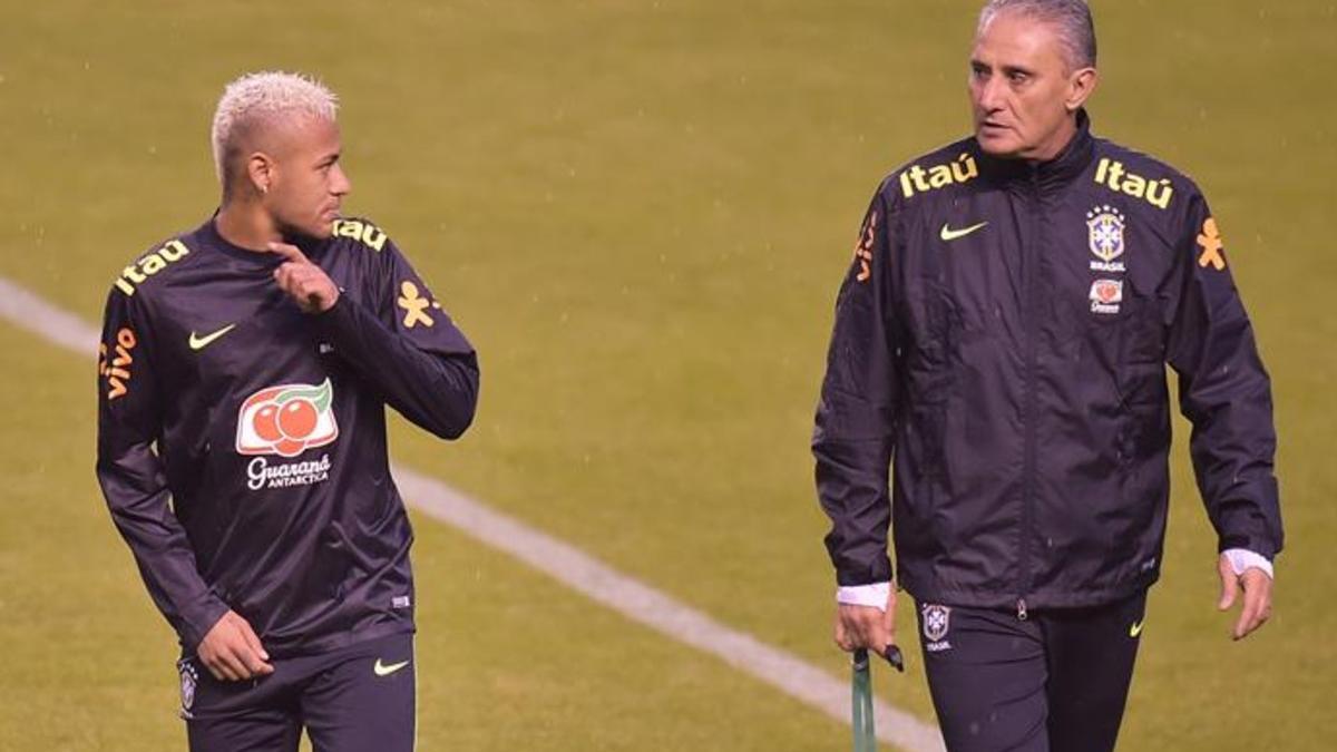 El seleccionador de Brasil, Tite, conversando con Neymar