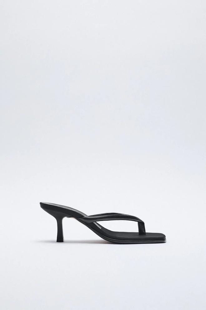 Sandalia de piel negra con punta cuadrada, de Zara (39,95 euros)