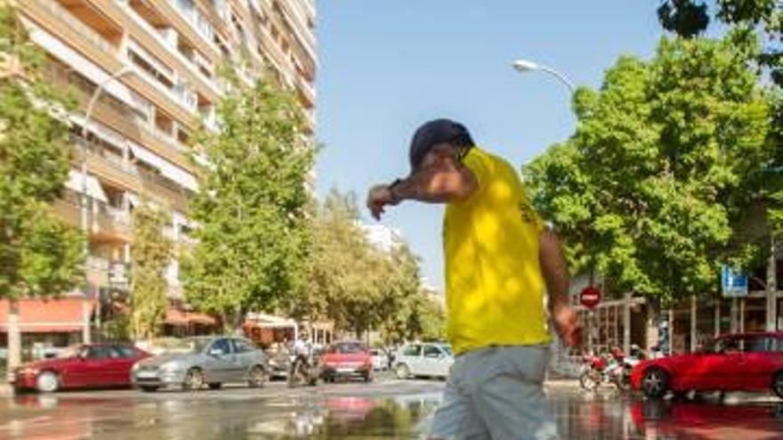 La rotura de la red de agua deja sin suministro Playa de San Juan y colapsa el tráfico