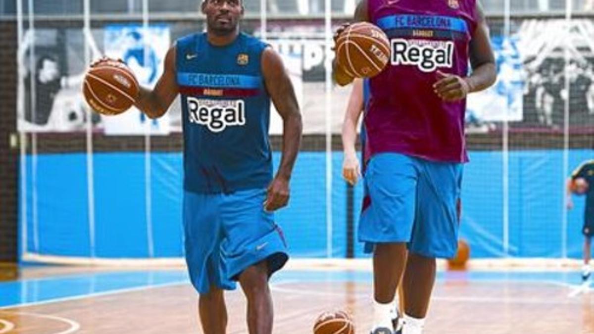 Pete Mickeal y Nathan Jawai, en un entrenamiento reciente del Barça, antes de viajar a Tel-Aviv.