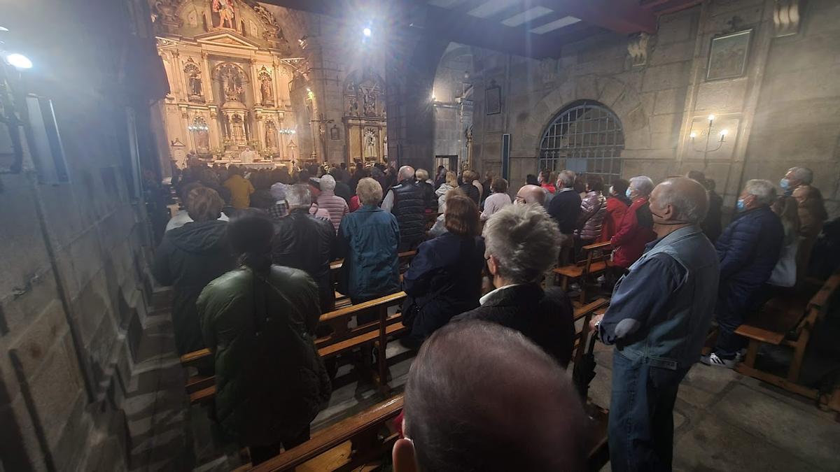 Asistentes a la novena del Día das Letras Galegas.