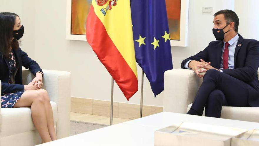 Inés Arrimadas y Pedro Sánchez, en Moncloa.