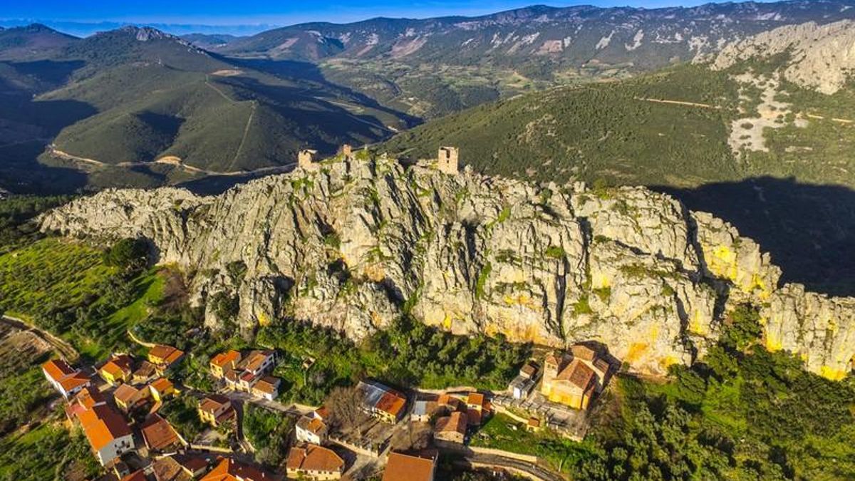 Imagen aérea del municipio de Cabañas del Castillo y sus sierras cuarcíticas.