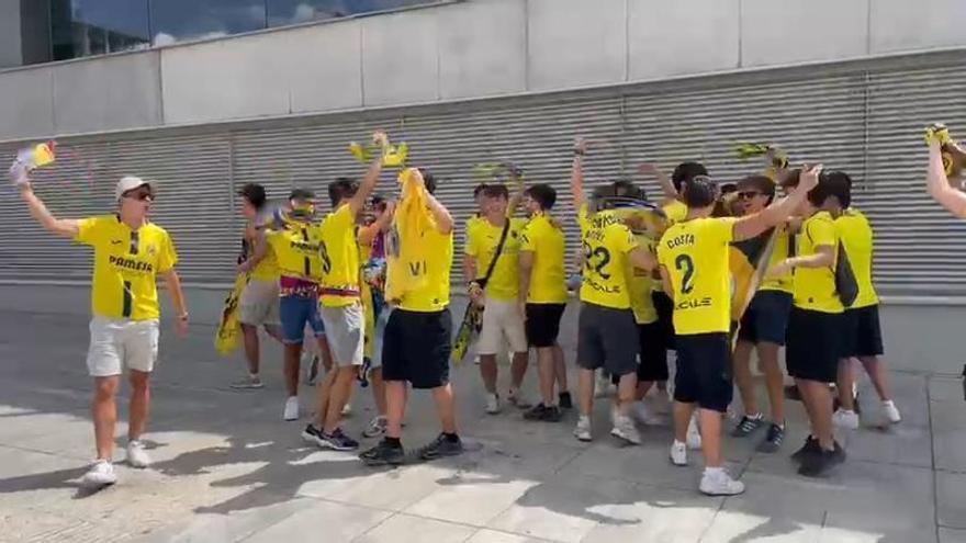 Aficionados del Villarreal, antes del partido.