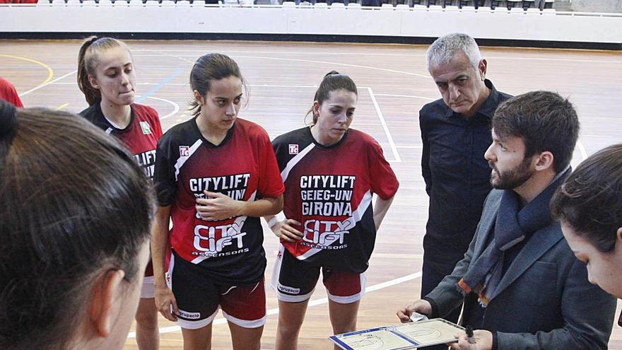 Joan Pau Torralba donant instruccions a les jugadores.