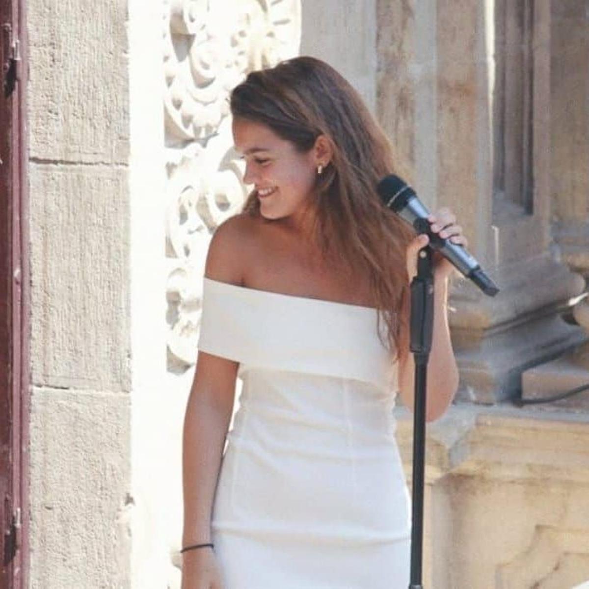 Amaia Romero con vestido blanco de Paloma Wool