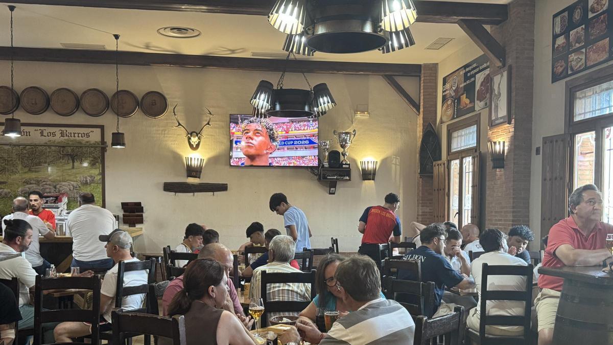 Aficionados disfrutan del encuentro de España en el Mesón Los Barros, en Don Benito.