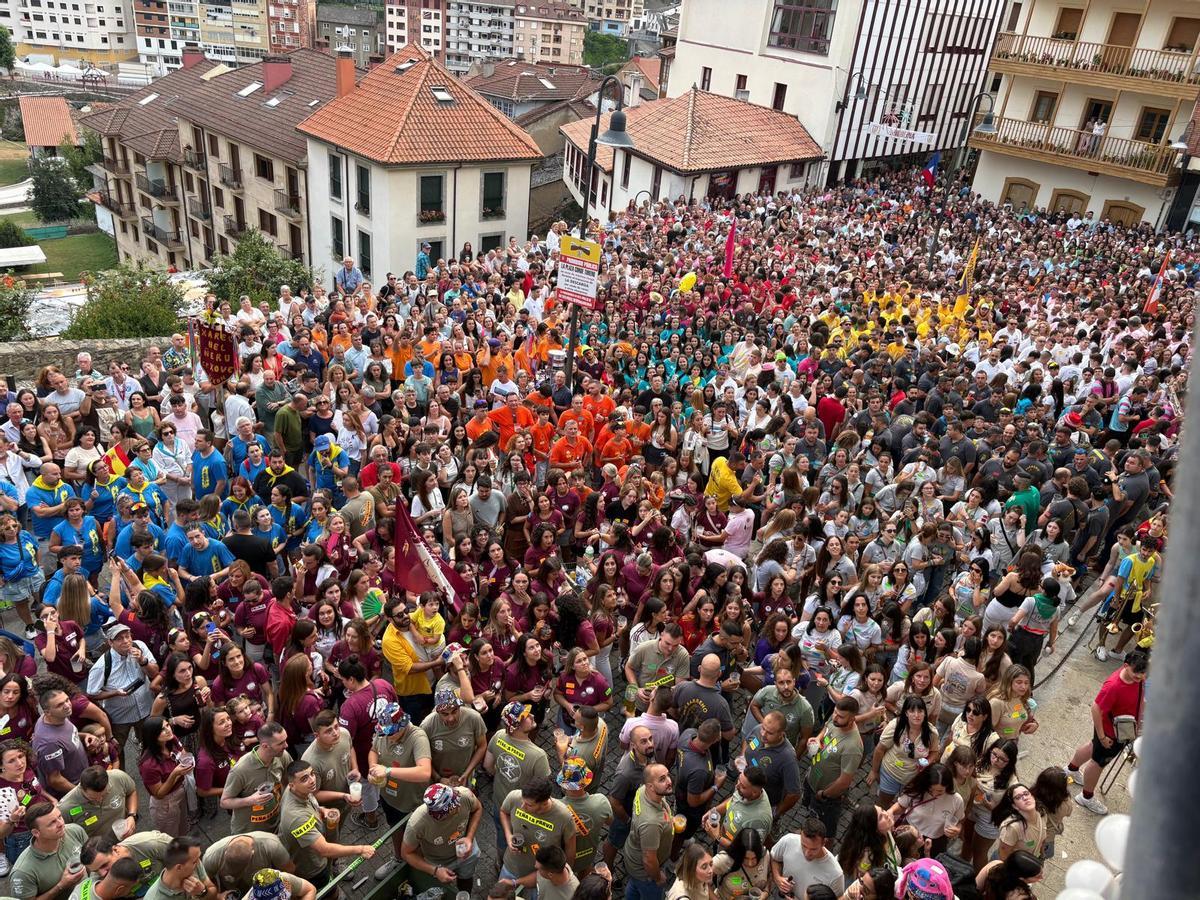 Público congregado en la plaza Conde Toreno, ante el ayuntamiento.