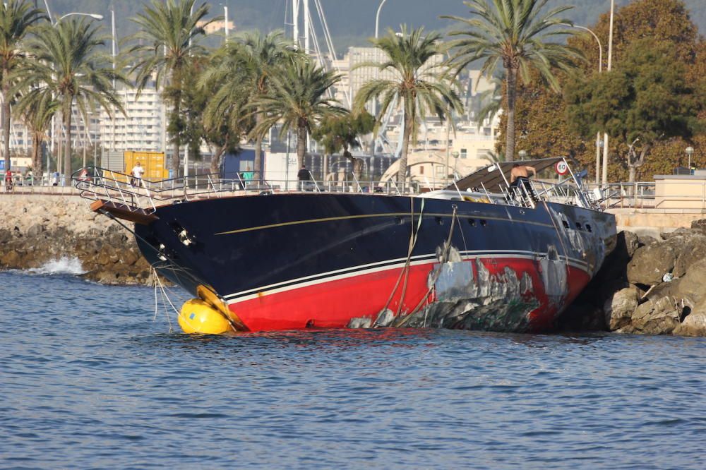 Empiezan los trabajos para reflotar el velero encallado en Can Pere Antoni