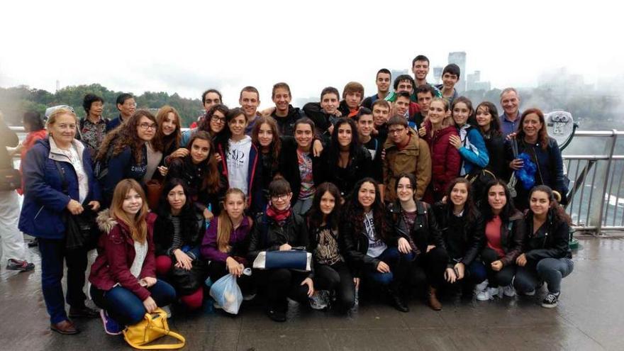 Los alumnos del Instituto Claudio Moyano tras la visita a las cataratas del Niágara.