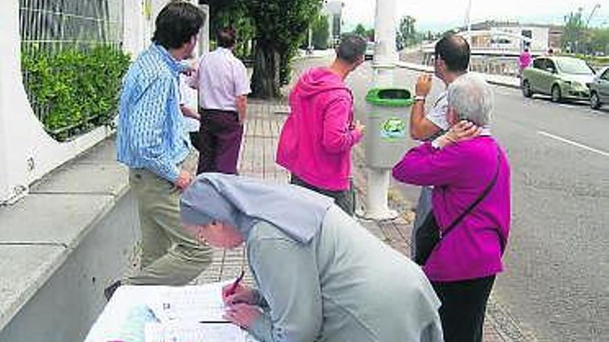 Una monja estampando su firma, ayer, en Gijón, a favor de la custodia compartida.