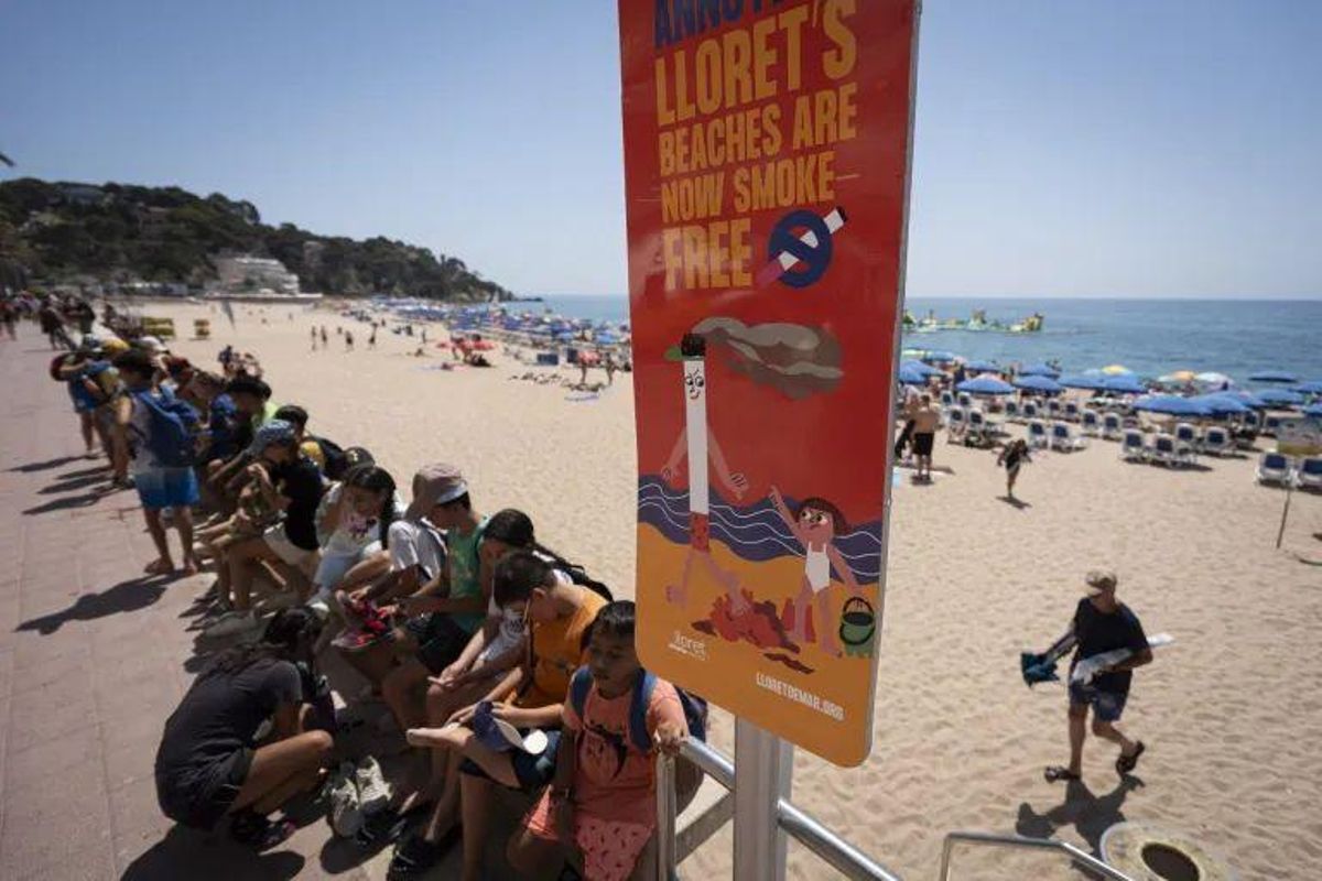 Cartel en Lloret de Mar (Girona) en el que se prohíbe fumar en la playa.