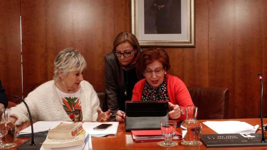 Por la izquierda, la secretaria, Pilar Pontón; la alcaldesa, Mariví Monteserín, y la interventora, Pilar González, deliberan en un receso del Pleno.