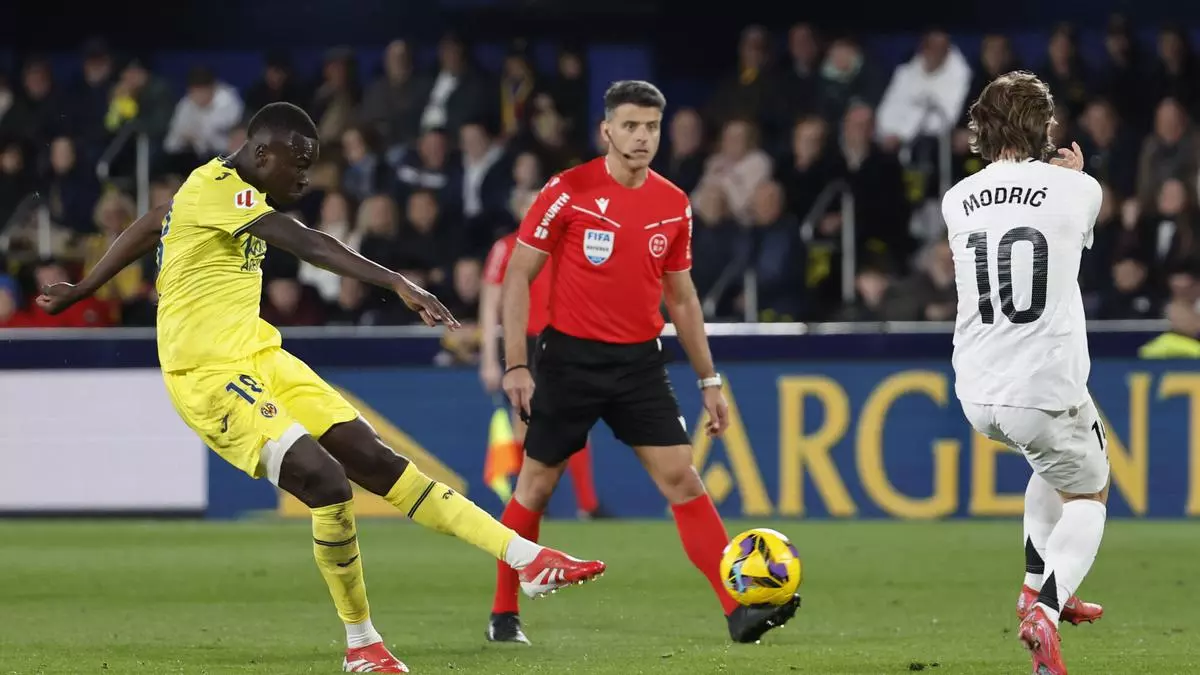 LaLiga denuncia c芍nticos de "Gil Manzano, hijo de p***" en el Villarreal - Real Madrid