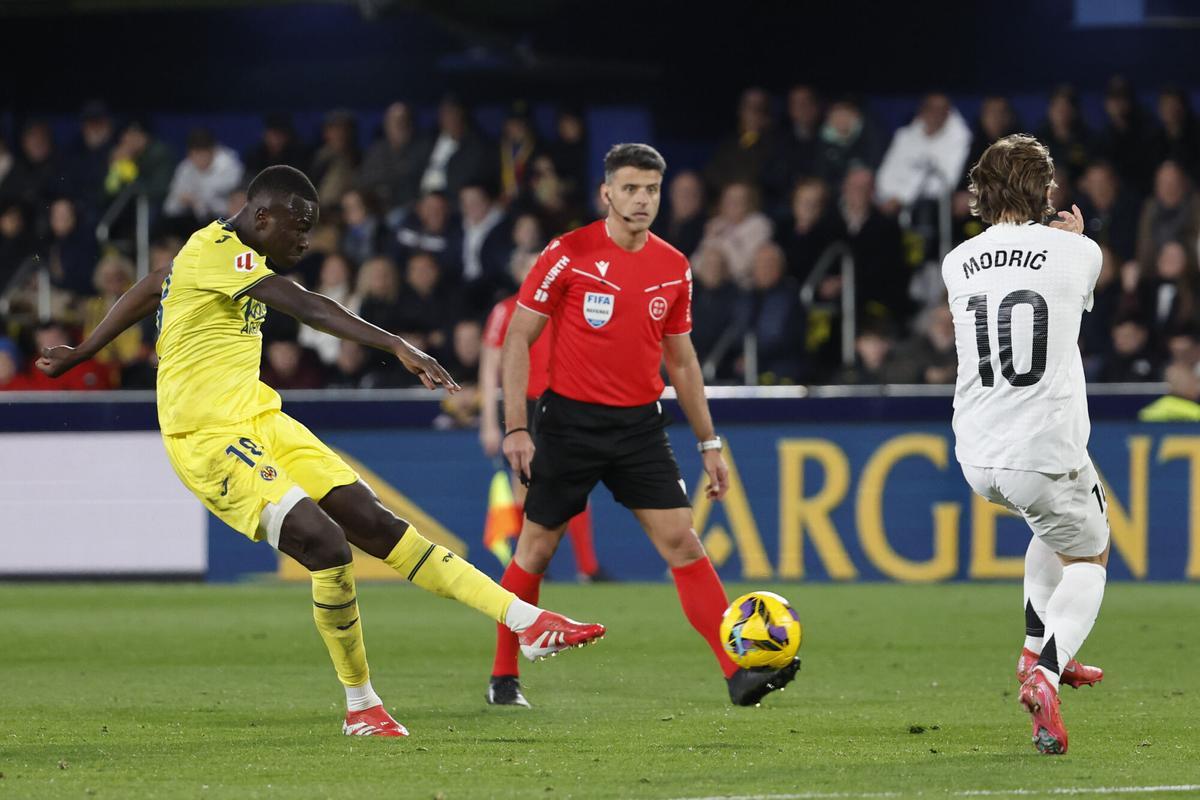 VILLARREAL (CASTELLÓN), 15/03/2025.- El delantero marfileño del Villarreal Nicolas Pepe (i) efectúa un lanzamiento durante el partido de Liga disputado entre el Villarreal y el Real Madrid, este sábado en el Estadio de La Cerámica, en Villarreal. EFE/Ana Escobar