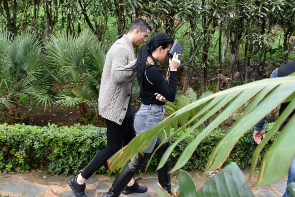 Georgina Rodríguez y Cristiano Ronaldo saliendo de un restaurante en Marbella