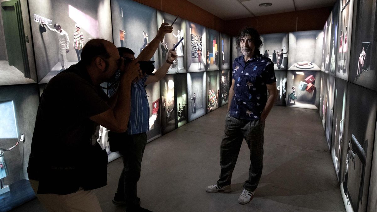Eugenio Recuenco, este jueves en la sala de exposiciones de la Casa de los Morlanes, rodeado de sus fotografías..