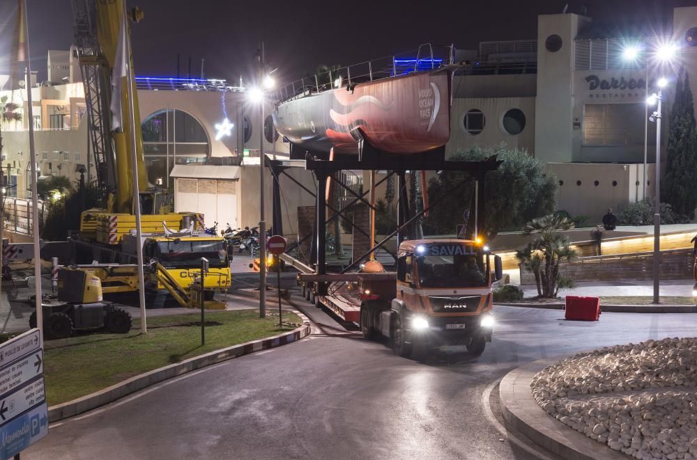 El camión de transporte con el barco se dirige hace la Plaza del Mar desde la zona Volvo