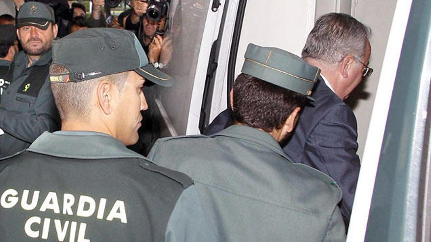 El exconsejero entró en el furgón de la Guardia Civil ayer por la mañana, que le llevó a la prisión de Morón, en Sevilla.