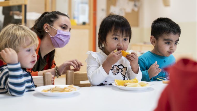 Niños en un comedor escolar