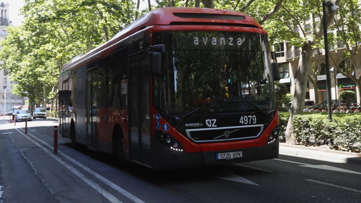 Un autobús urbano de Zaragoza circulando por el paseo Constitución.