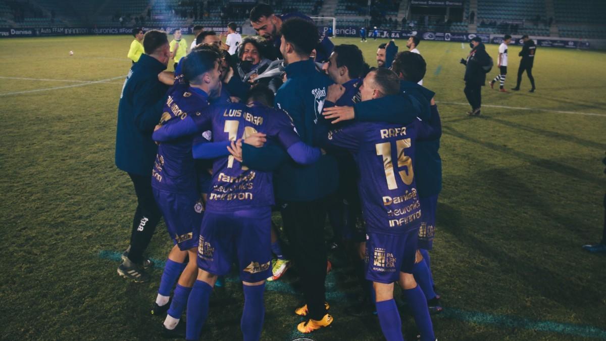 Los jugadores del Palencia Cristo Atlético celebran su clasificación