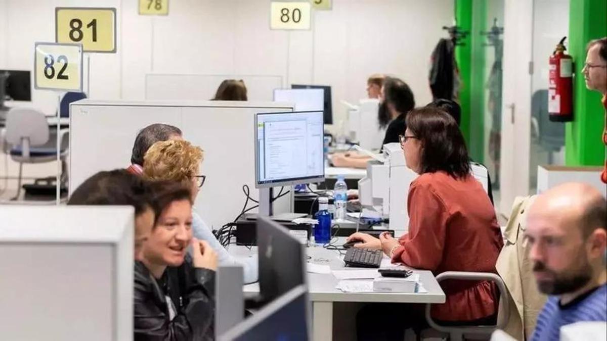 Personal laboral de la Administración pública en su puesto de trabajo.