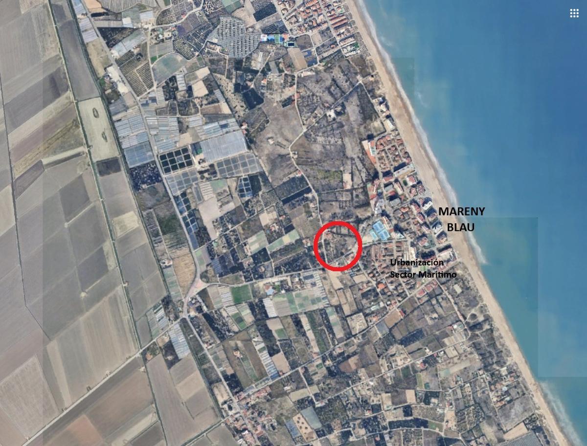 Parcela que sale a subasta pública junto a la playa del Mareny Blau en Sueca.