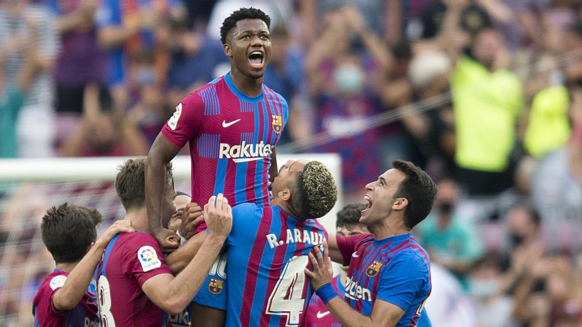 Ansu Fati felicitado por sus compañeros tras anotar el tercer gol ante el Levante 