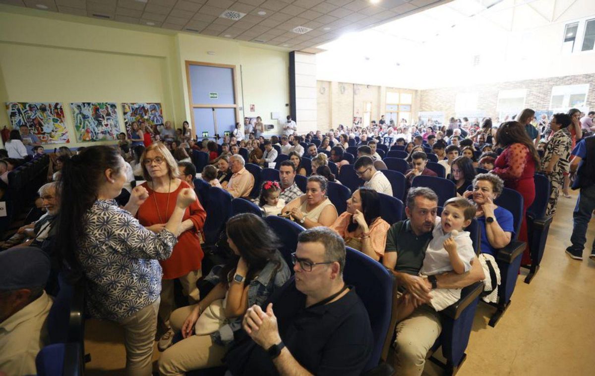 El salón de la Fundación Vinjoy, abarrotado para las graduaciones. | MIKI LÓPEZ