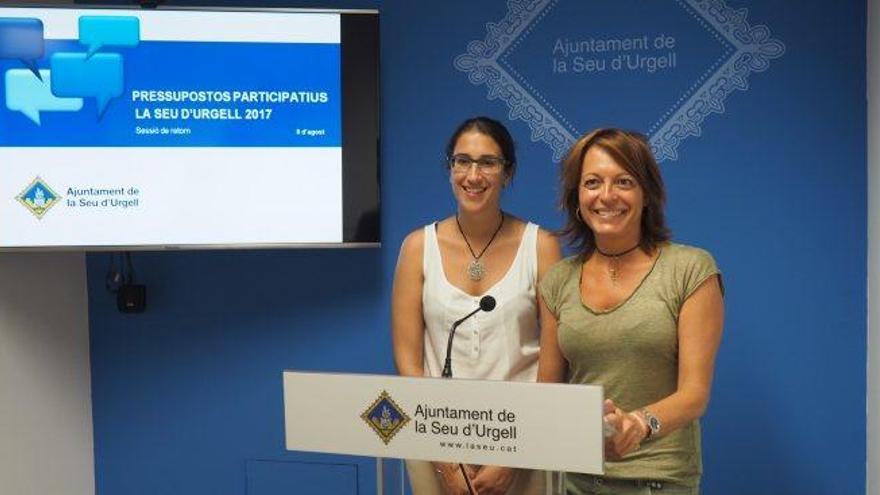 La tècnica municipal i la regidora de Participació Ciutadana, Judit Cerdaña i Anna Vives, presenten el pla