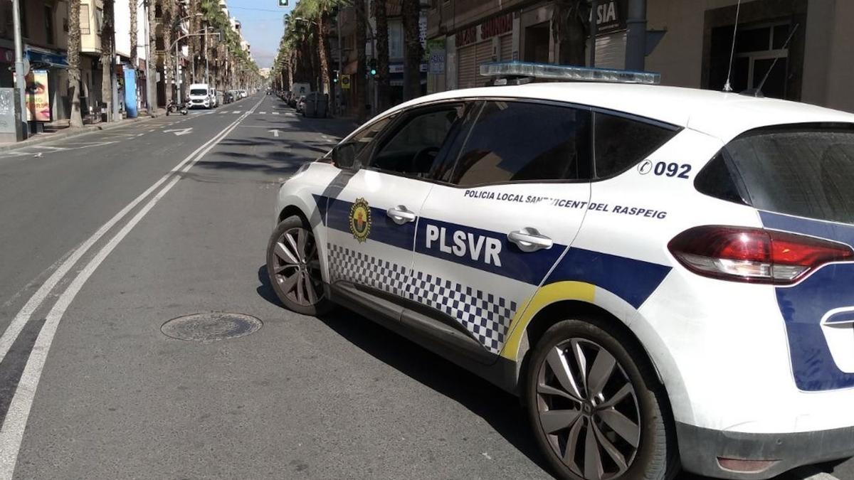 Un coche patrulla en la avenida Ancha de Castelar.
