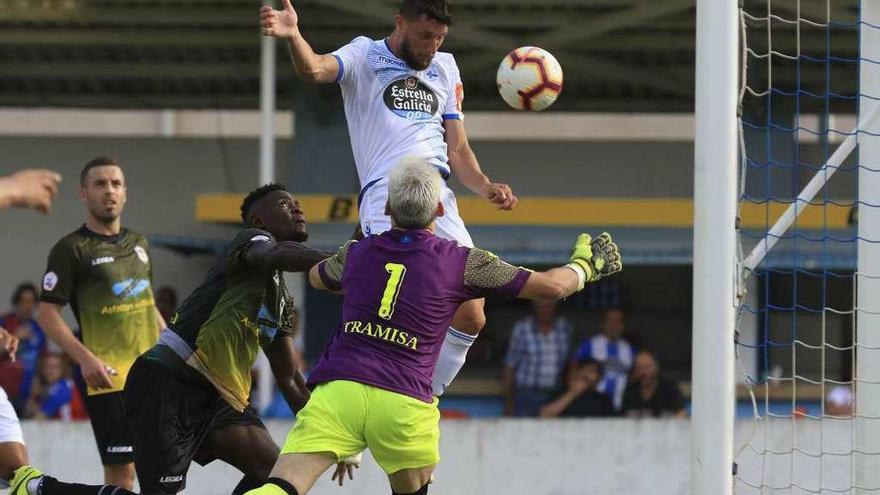 Borja Valle remata a portería en el primero de los tantos del Deportivo ayer contra el Langreo.