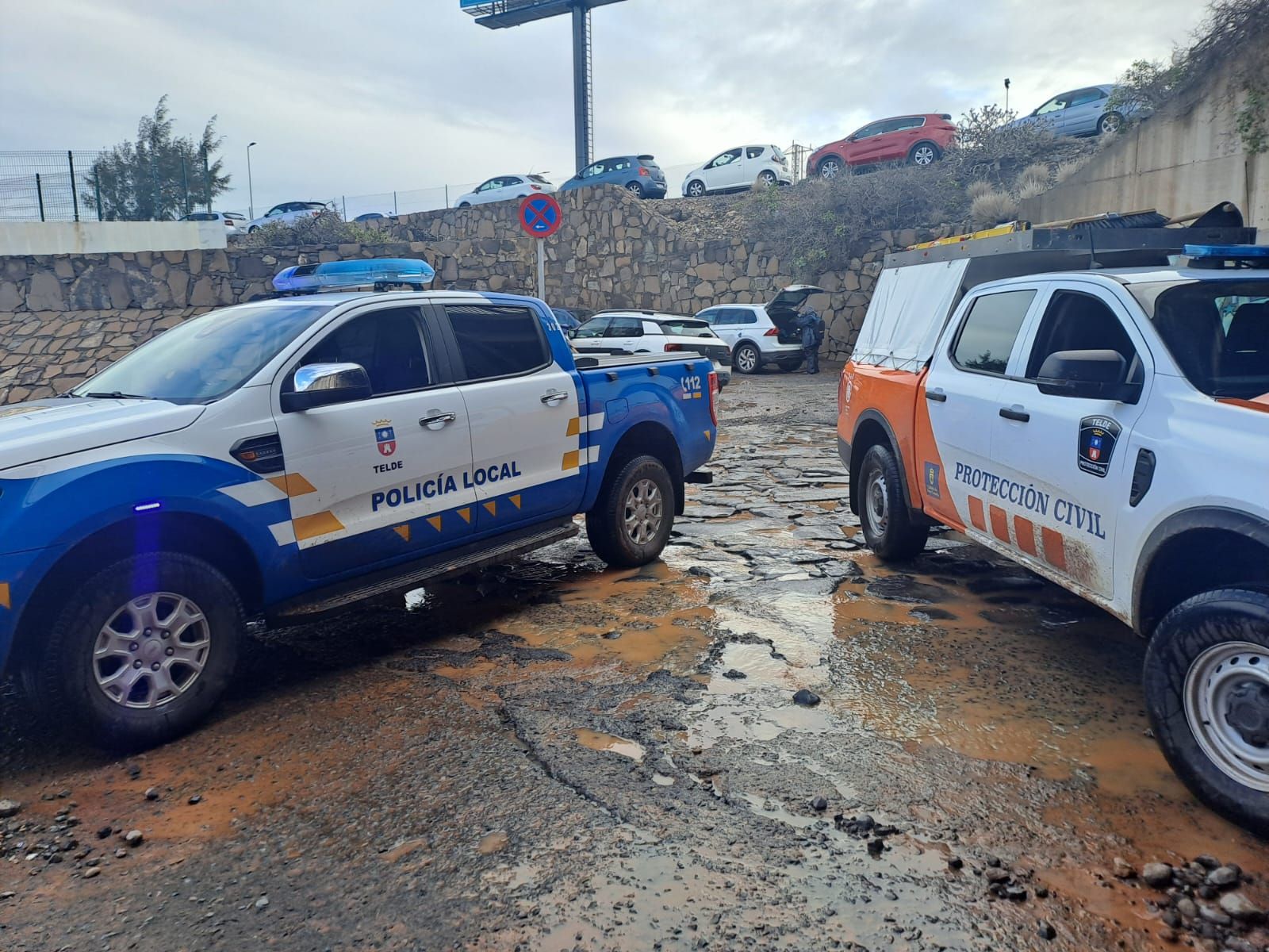 Labores de los servicios de emergencia y voluntariado de Telde para retirar el barro