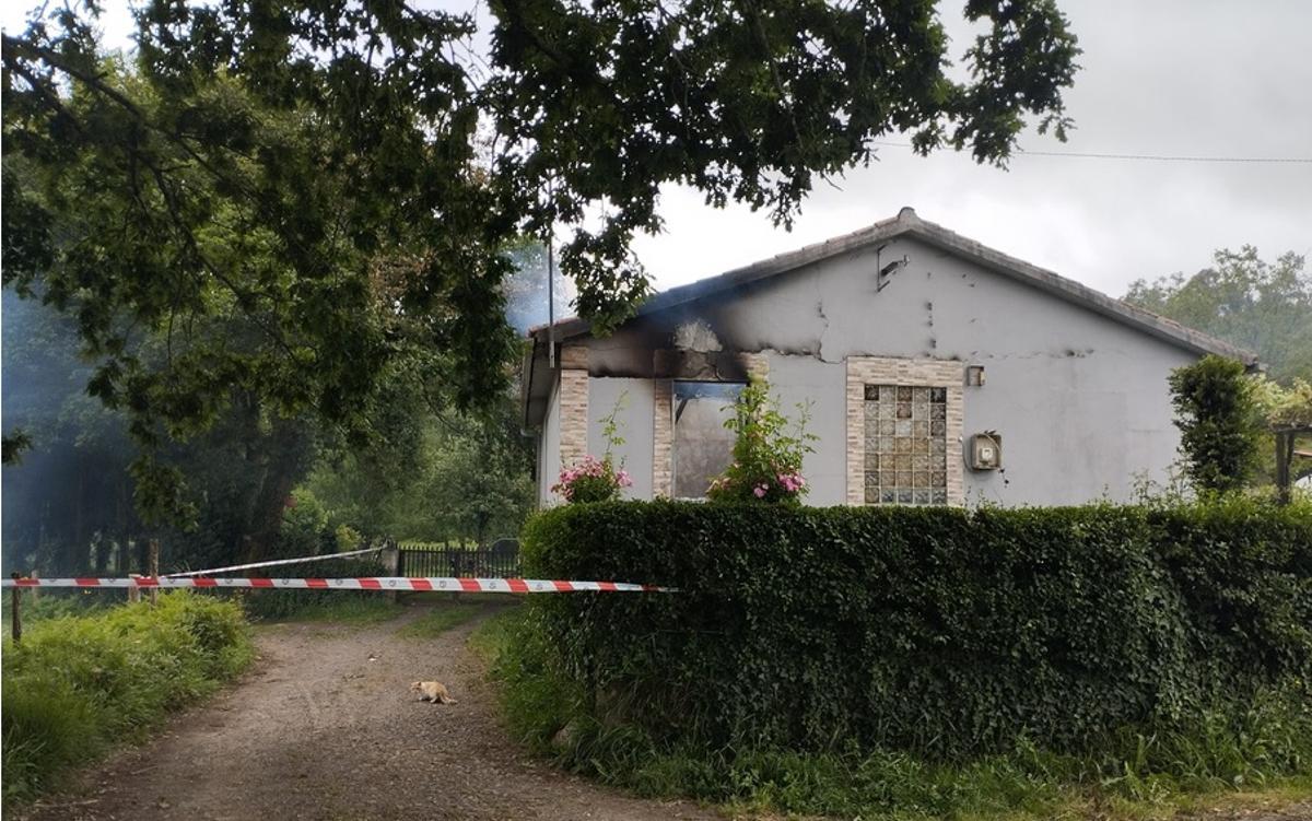 Exterior de la casa que ardió en Vilasantar.
