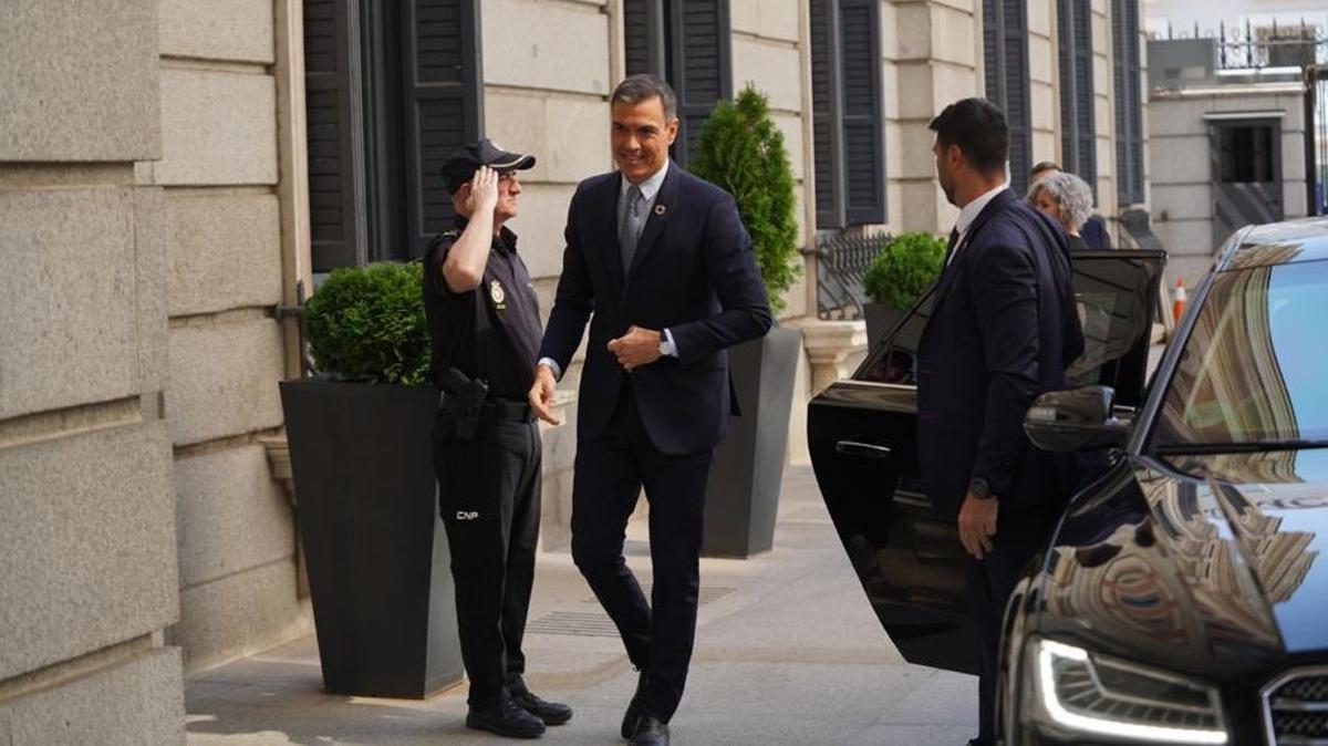  El presidente del Gobierno, Pedro Sánchez (c), a su llegada al Congreso donde este martes comienza el debate sobre el estado de la nación, el primero de Sánchez como presidente del Gobierno y del popular Alberto Núñez Feijóo como líder de la oposición pero sin escaño de diputado. 