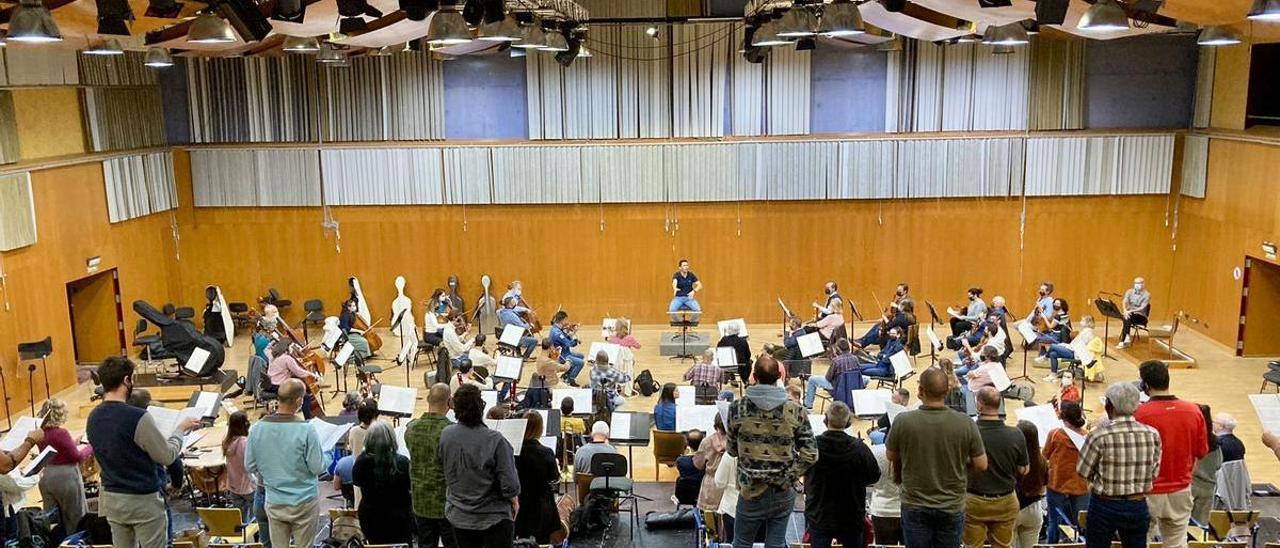 La Orquesta Filarmónica de Gran Canaria y el Coro OFGC ensayando bajo la dirección de Rafael Sánchez-Araña.
